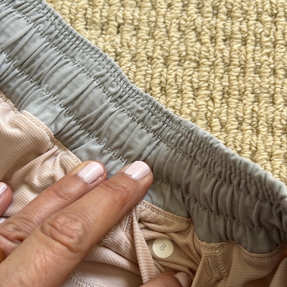 Lululemon Hotty Hot Freckle Flower white Seal Grey Size 8 EUC - Picture 4 of 6